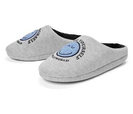 Két szürke papucs kék mosolygós fejjel és a "Be Yourself" és "Smileyworld" felirattal.