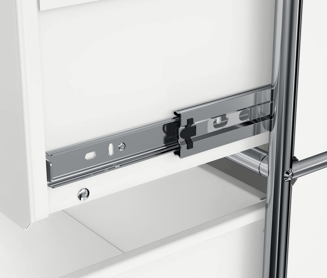 Egy fehér fiók részlete fém kihúzó sínekkel.