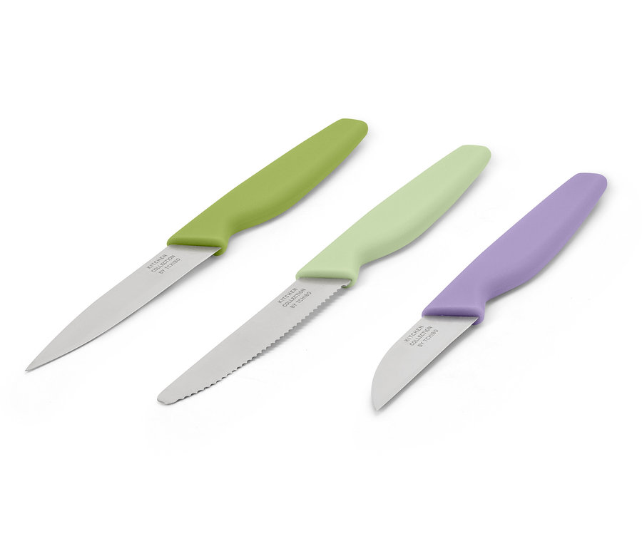 Három színes nyelű kés fekszik egy fehér háttéren.