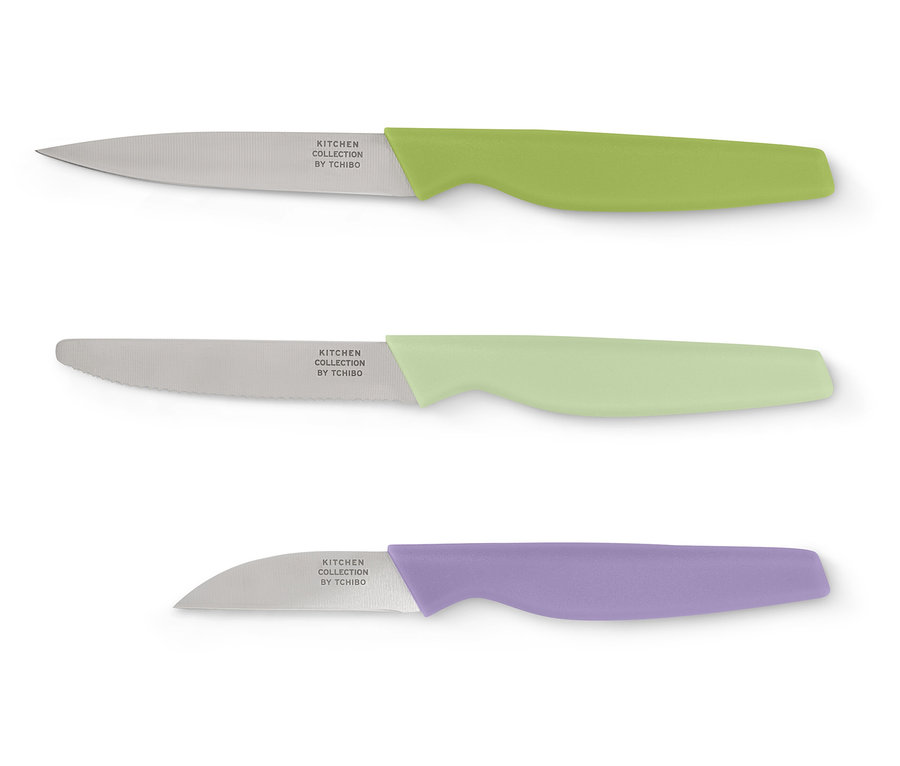 Három színes nyelű kés fekszik egy fehér háttéren.