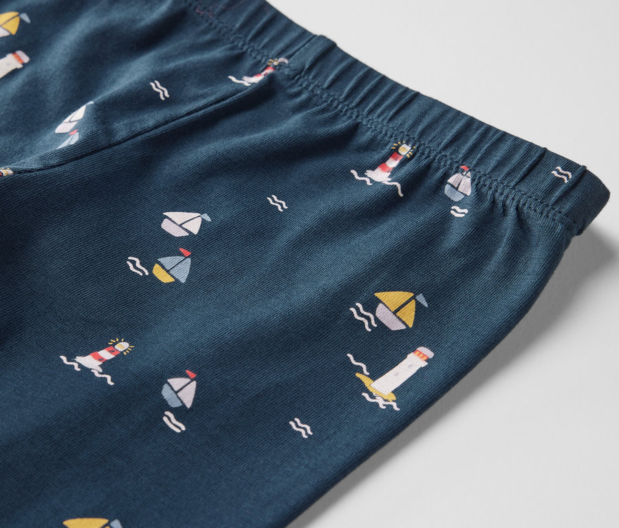 Egy 5 darabos, tengerész stílusú, 3/4-es gyermek leggings közelképe.
