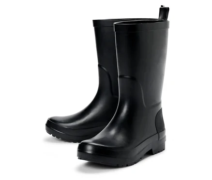 Két fekete színű Kinder-Regenstiefel.