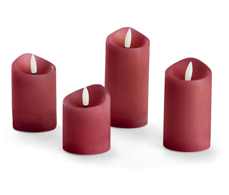 Négy különböző magasságú piros LED gyertya fehér háttérrel.