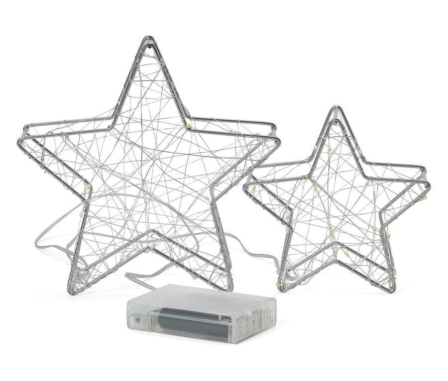 Két ezüst színű drótcsillag apró fényekkel és egy átlátszó elemtartó doboz fehér háttéren.