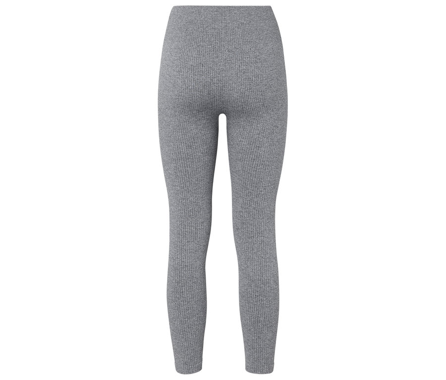 Szürke, bordázott leggings részletes hátsó nézete.