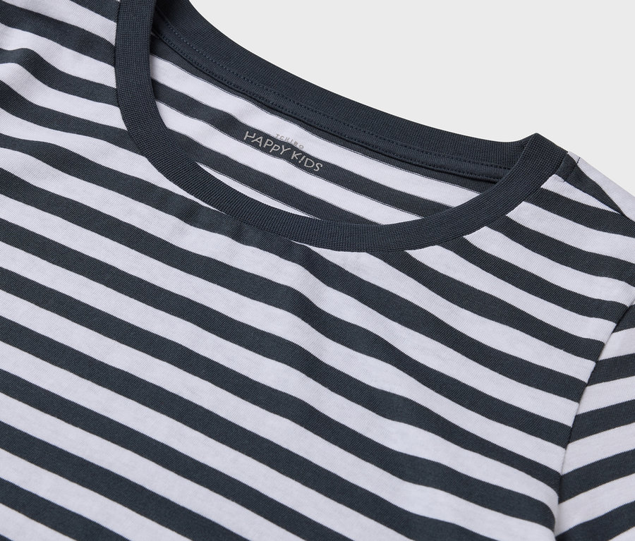 Egy csíkos Happy Kids póló részlete sötétkék nyakkivágással.