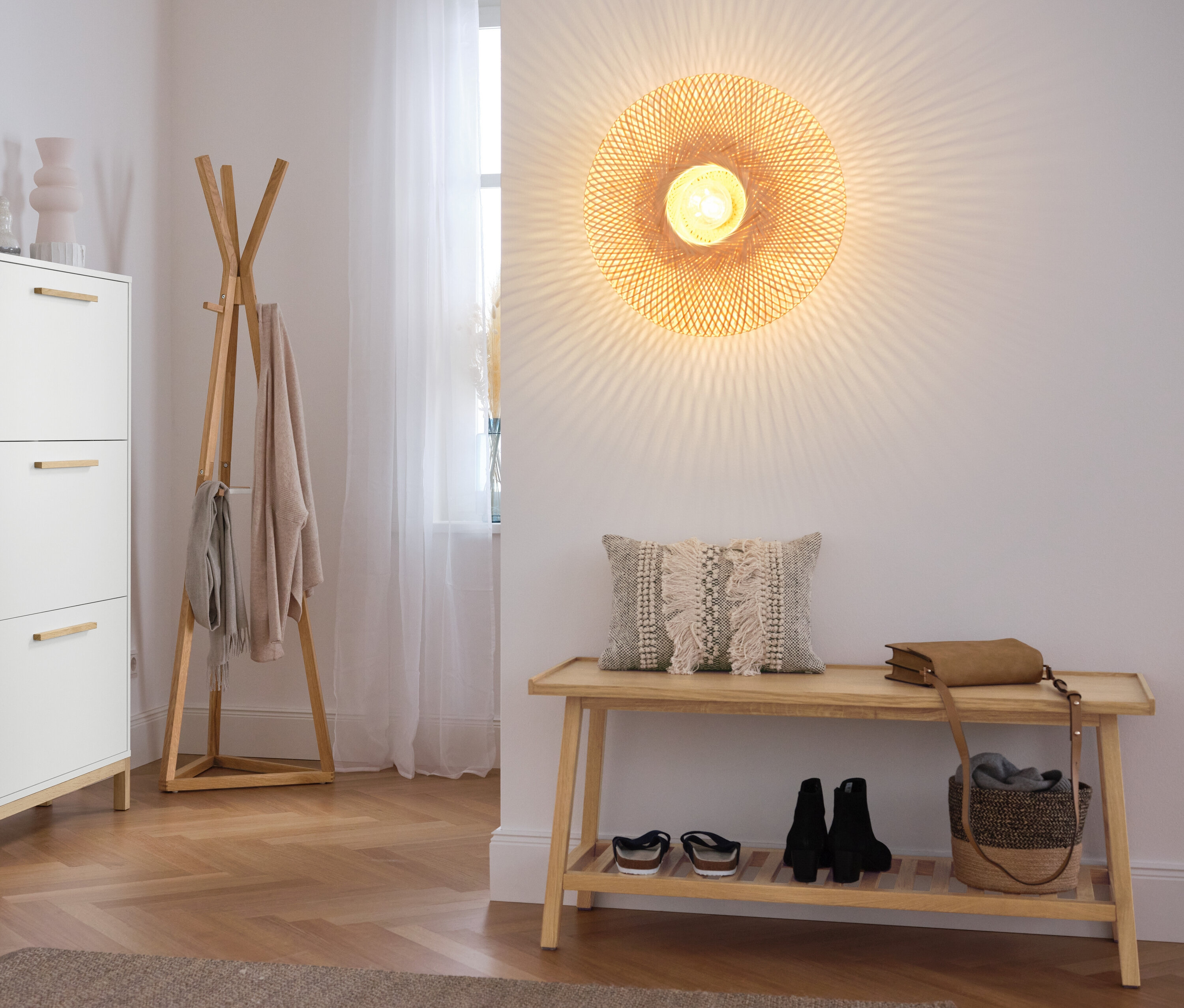 Előszoba cipősszekrénnyel, fogas állvánnyal és ülőpad cipőtartóval, tölgy.