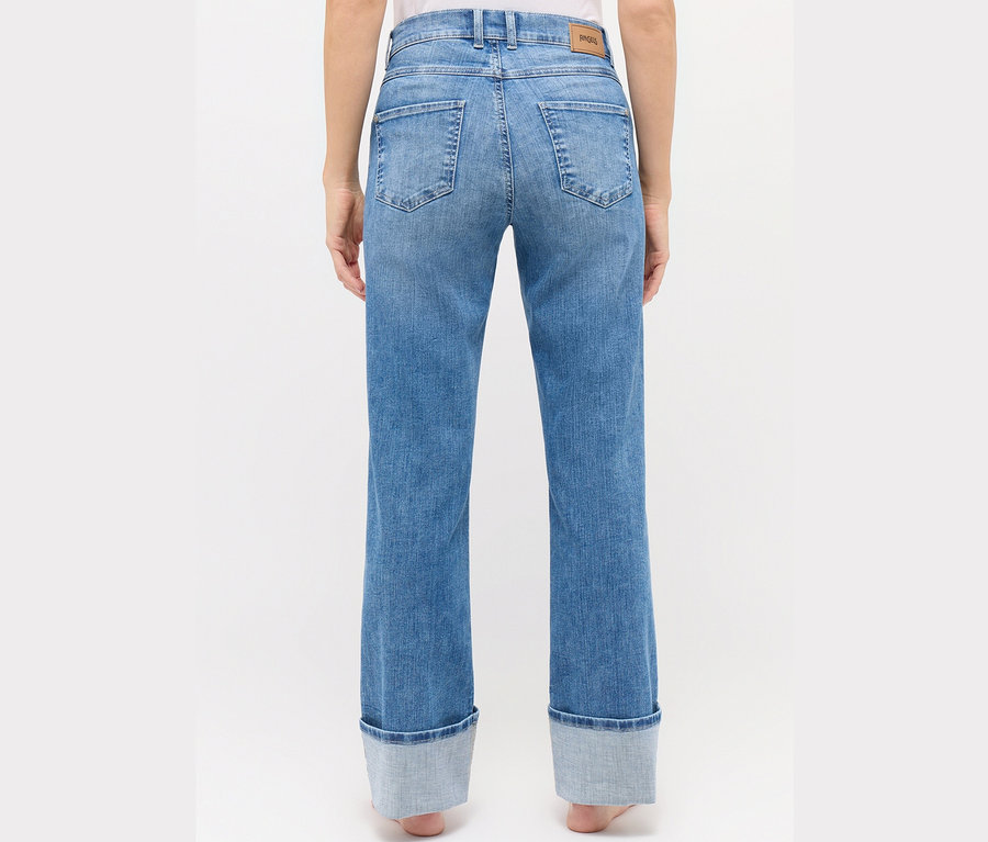 Hátulnézet egy világoskék Angels »Lara« Straight Fit feltűrt szárú farmert viselő nőről.