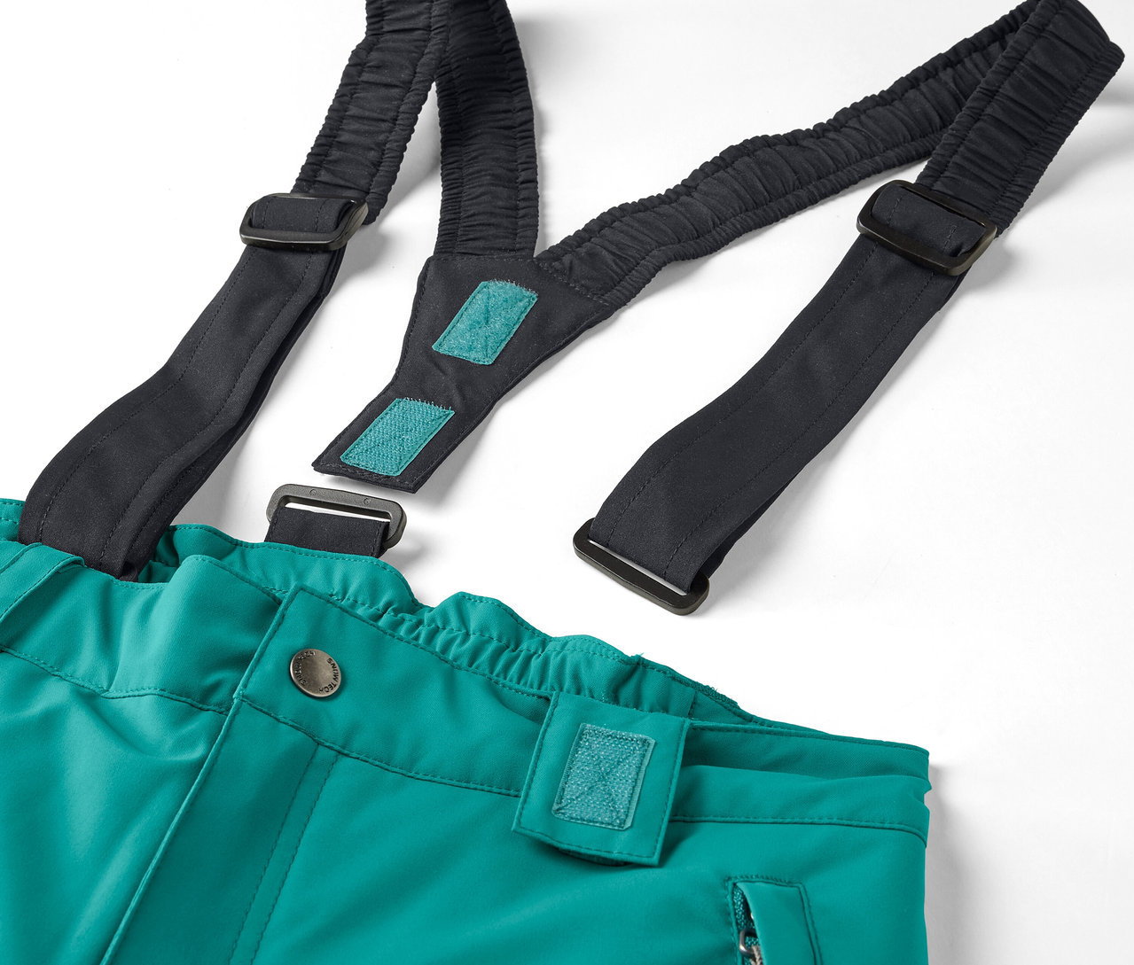 Egy zöld nadrág részlete fekete, rugalmas nadrágtartókkal fehér háttéren.