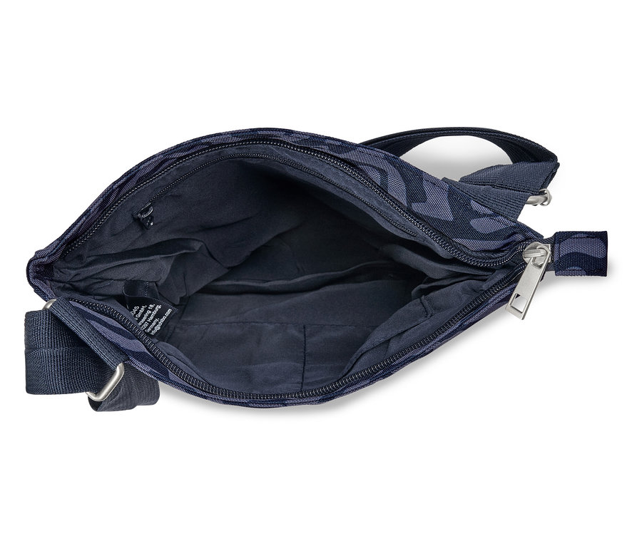 Egy nyitott tengerészkék álcázó táska fekszik egy fehér felületen.