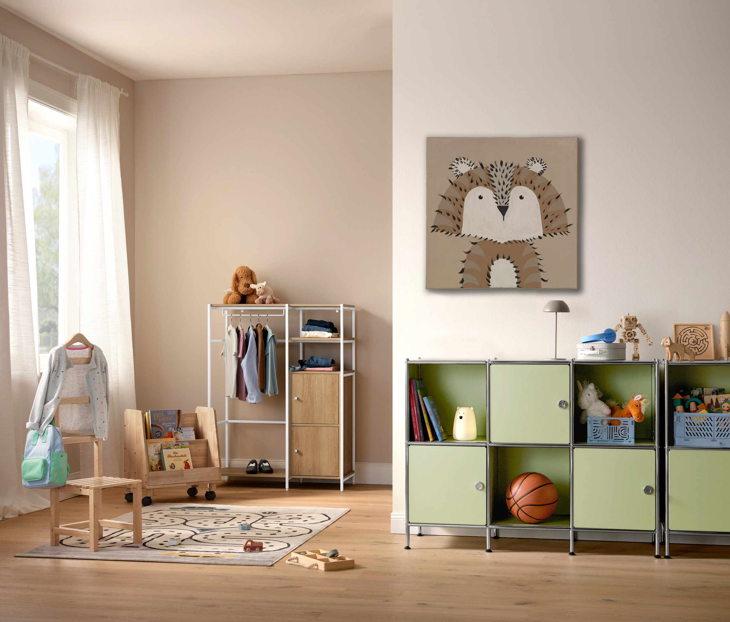 Gyerekszoba COCOON »Városok« gyerekszőnyeggel, 120 x 170 cm, polccal és játékokkal.