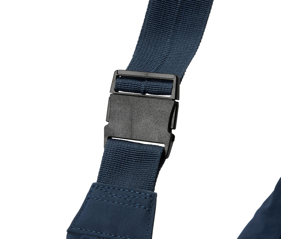 Kék heveder fekete csattal fehér háttér előtt közelről.