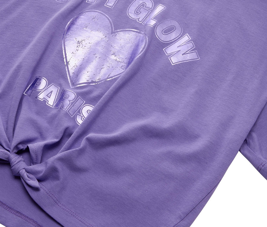 Lila Tom Tailor póló közelképe CITY GLOW PARIS felirattal és szív motívummal.