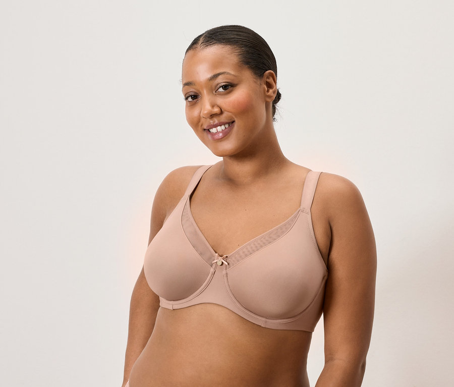 Nő testszínű melltartót visel.