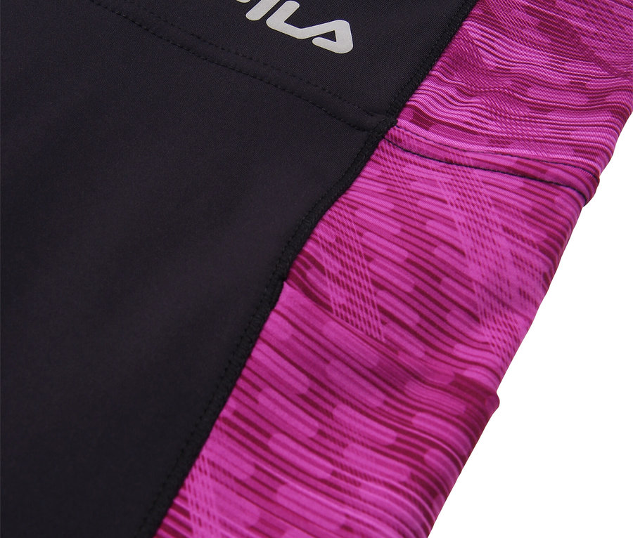 Egy fekete Fila sportleggings részletfotója rózsaszín mintával.