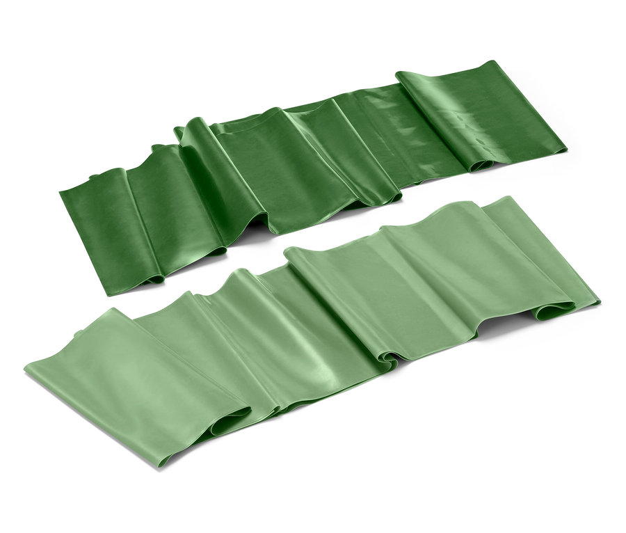 Két zöld fitneszszalag fekszik egy fehér háttéren.