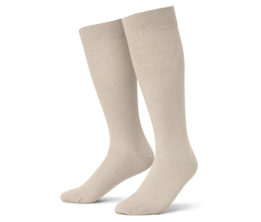 Két bézs térdzokni közeli képe fehér háttérrel.