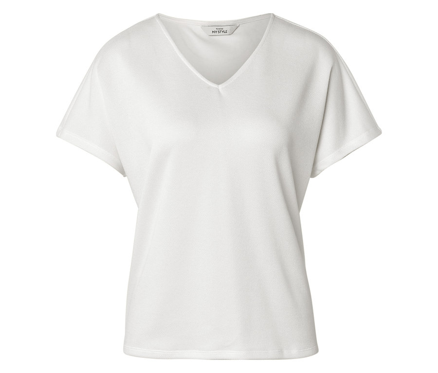 Egy fehér V-nyakú póló fekszik egy fehér háttéren.