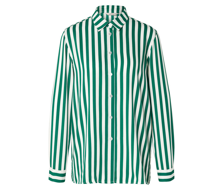 Egy hosszú ujjú ing látható függőleges zöld és fehér csíkokkal, fehér háttér előtt.