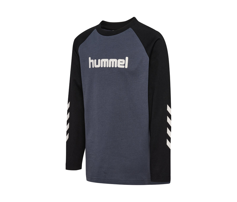 Sötétszürke hummel® »HMLJR Longsleeve« fekete raglán ujjakkal, fehér hummel logóval a mellkason és három fehér chevron mintával mindkét ujjon.