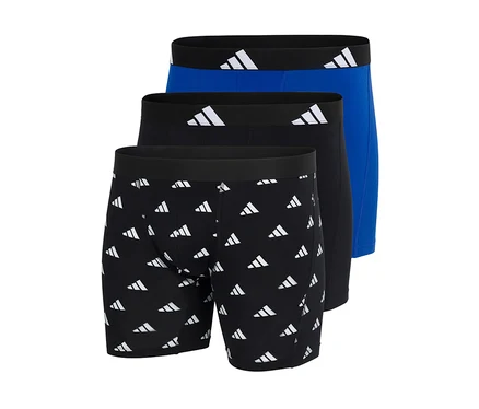 Három adidas Active Flex Cotton boxeralsó: egy fekete fehér logómintával, egy egyszínű fekete és egy egyszínű kék. Mindegyik fekete derékpánttal és fehér adidas logóval rendelkezik.