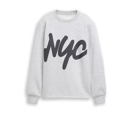 Világosszürke pulóver, elején nagyméretű, sötétszürke „NYC” felirattal.