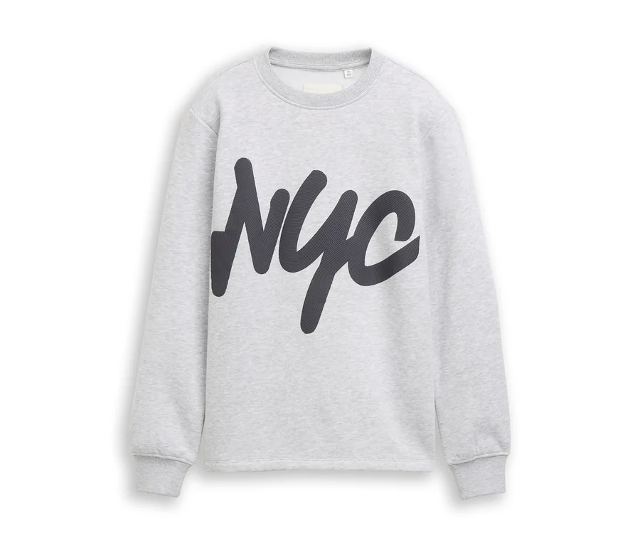 Világosszürke pulóver, elején nagyméretű, sötétszürke „NYC” felirattal.