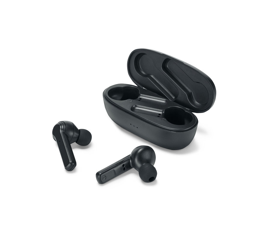 Fekete vezeték nélküli fülhallgató, Bluetooth® funkcióval és egy nyitott, fekete töltőtok fehér háttéren.