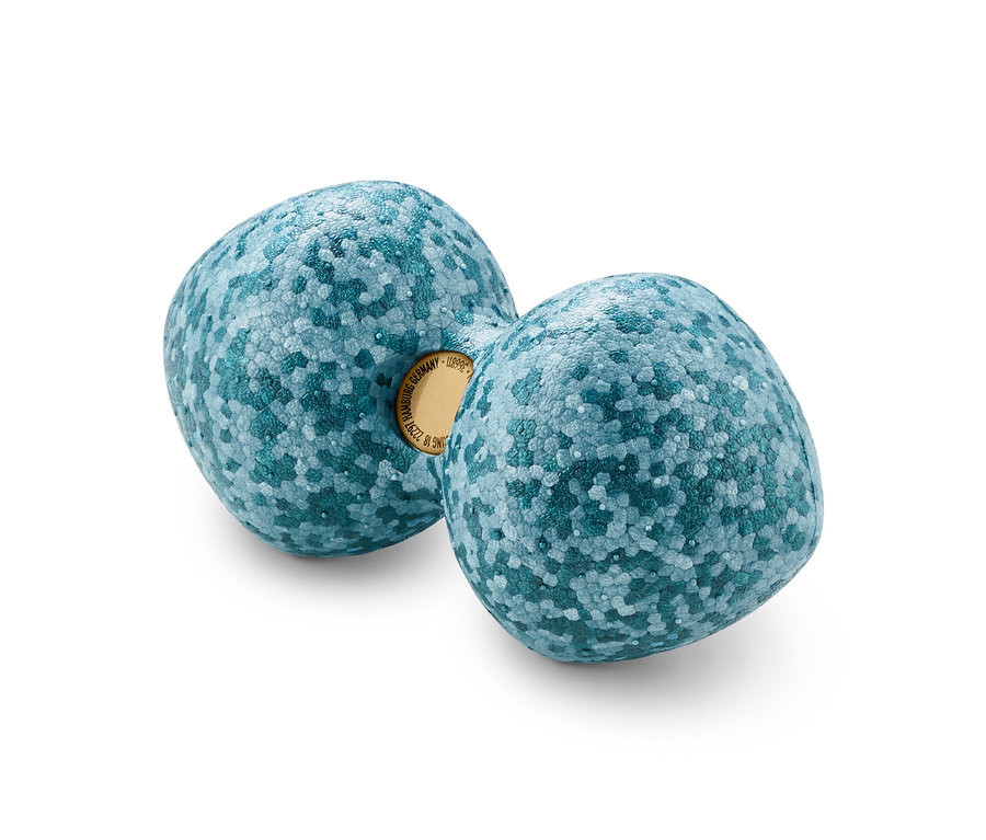 Kék izompólya-masszírozó duo labda fehér háttérrel.