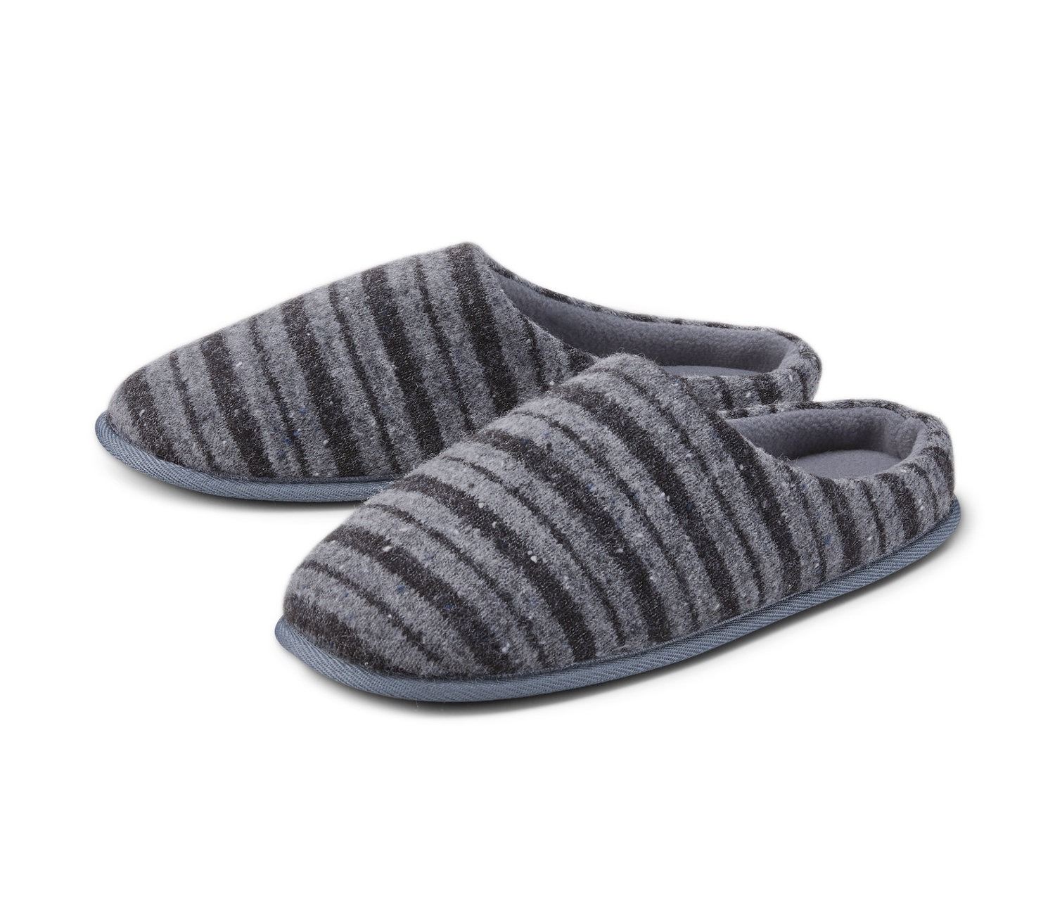 Két szürke, csíkos férfi házicipő.