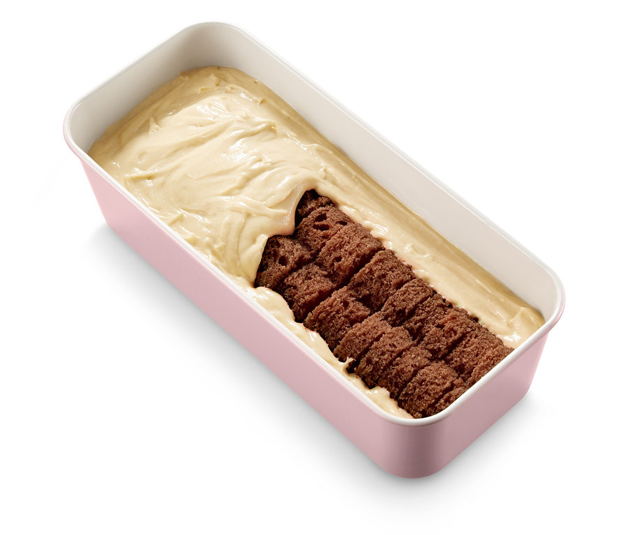 Sütőforma piskótával és krémmel.