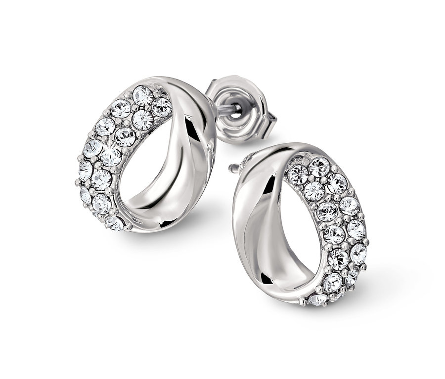 Két ovális, beszúrós Swarovski® kristállyal díszített fülbevaló fehér háttéren.
