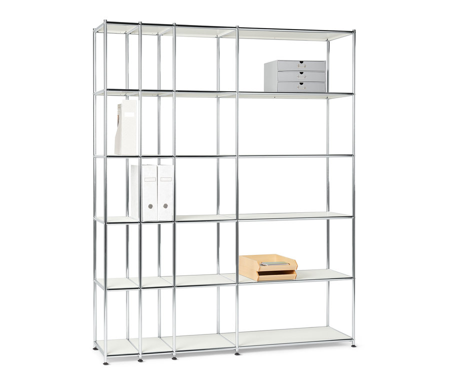 Egy fehér fém polc (CN3) látható, rajta különféle tárgyak.