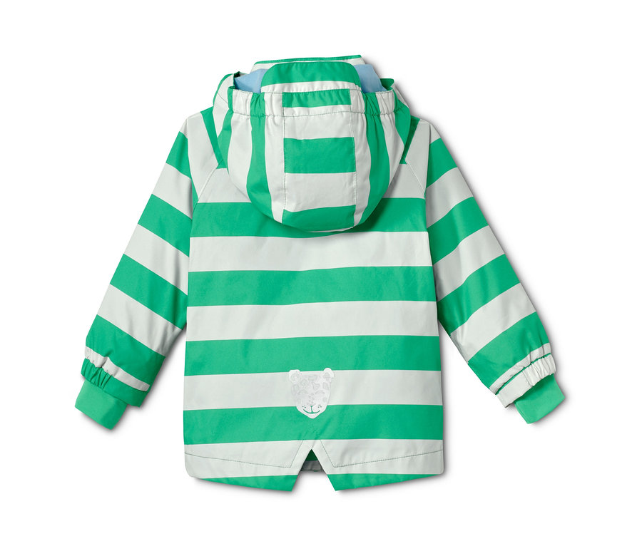 Hátulról látható, csíkos esőkabát újrahasznosított anyagból.