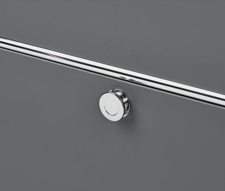 Egy szürke »CN3« komód részlete ezüst színű rúddal és kerek fogantyúval.