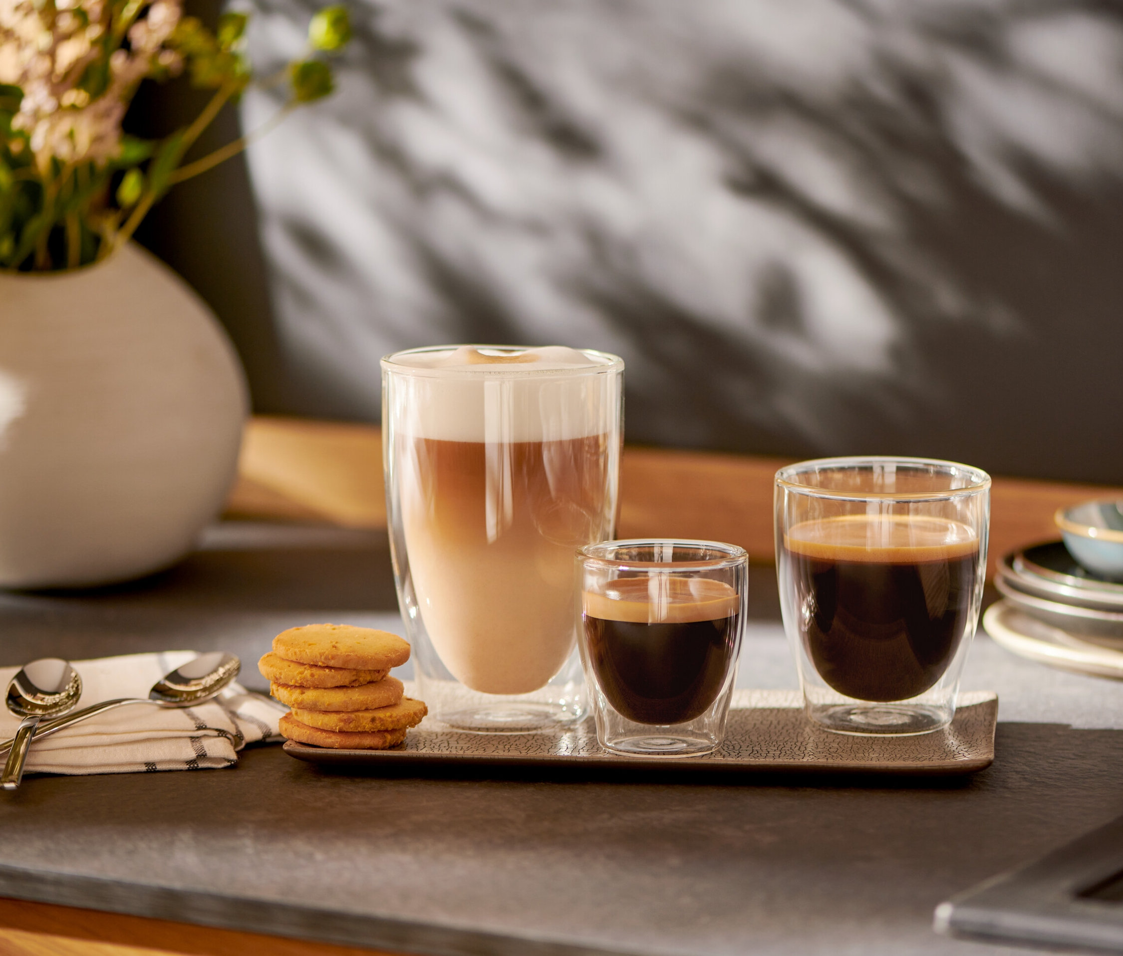 Egy tálcán Caffè Crema poharak (2 db) és 2 duplafalú eszpresszó pohár látható.