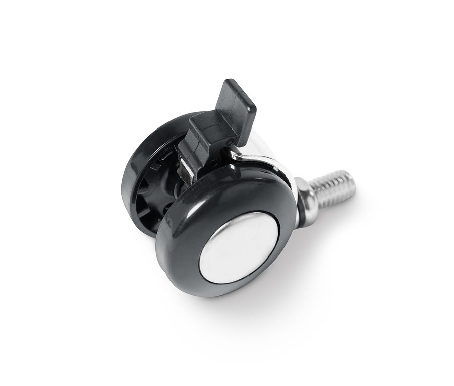 Egy fekete bútorgörgő közeli képe. 4 kiegészítő görgő fém polchoz szettben, fehér háttérrel.