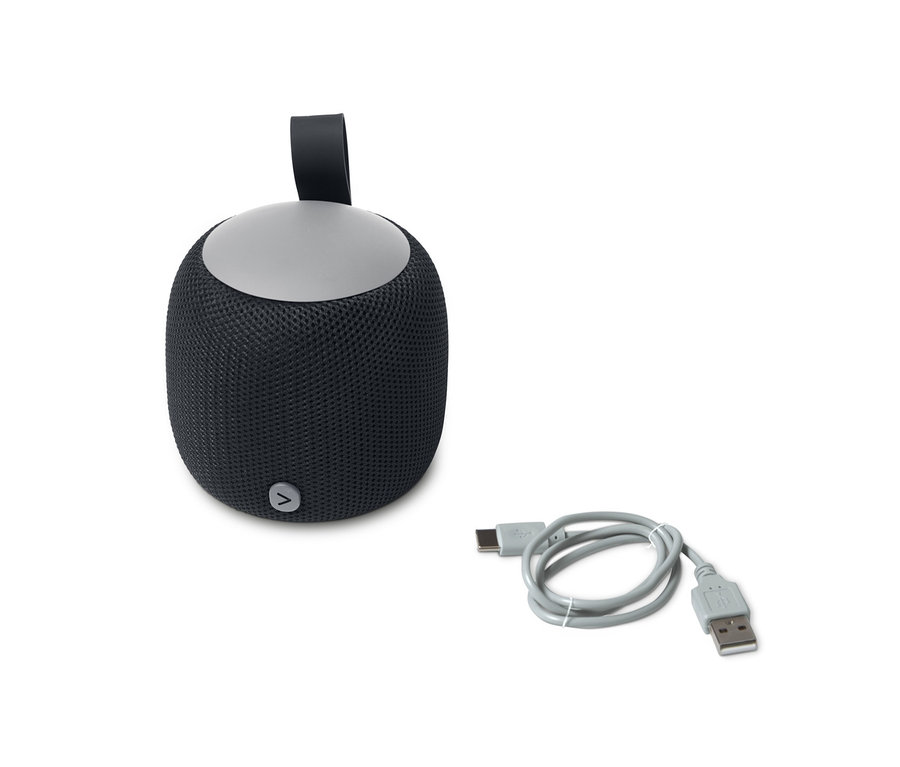 Egy fekete, kicsi Fabric Bluetooth® hangszóró és egy szürke töltőkábel.