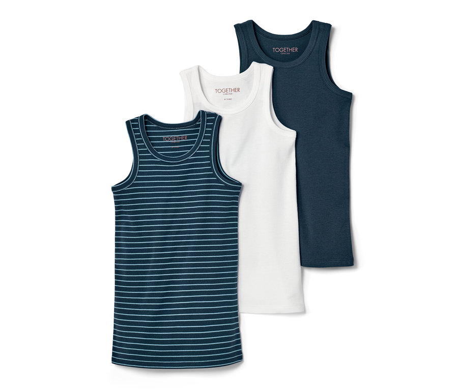 Három kék színű fiú trikó látható: egy csíkos, egy világos egyszínű és egy sötét.