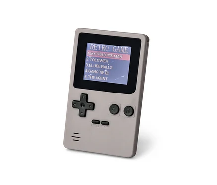 Közeli kép egy retro mini játékkonzolról, amely egy játékmenüt mutat.