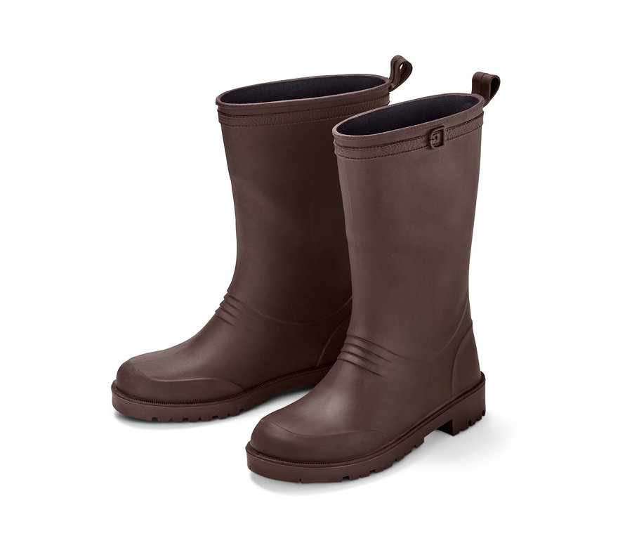 Két barna, újrahasznosítható gumicsizma áll egymás mellett fehér háttérrel.