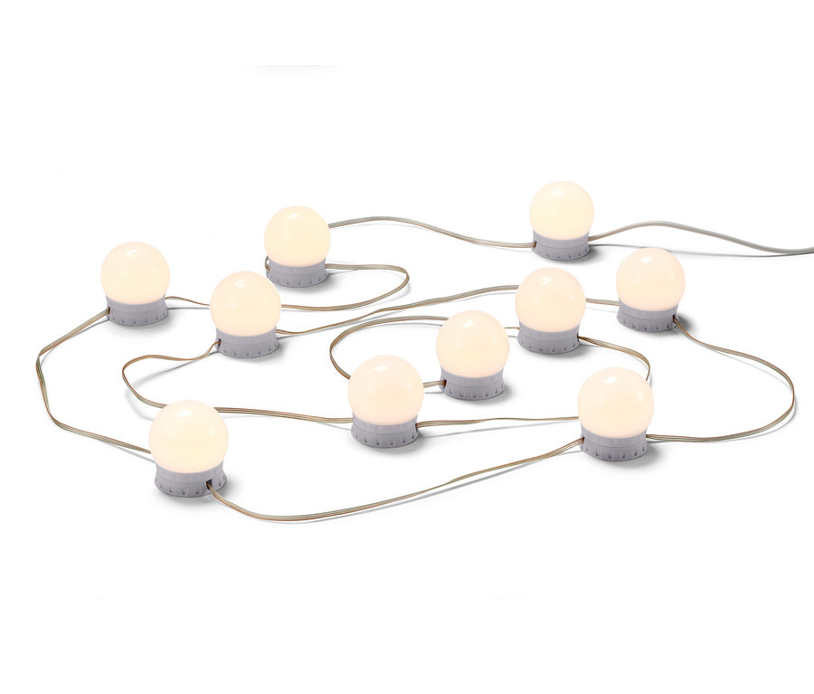 Közelkép egy LED-es USB fényfüzérről fehér háttérrel.