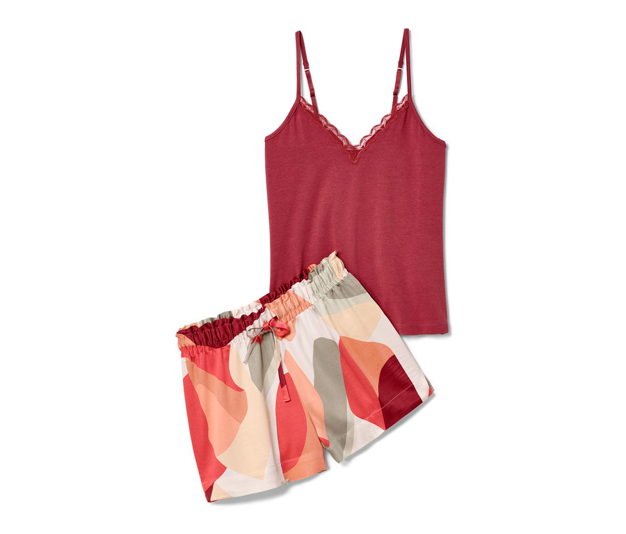 Egy rövid pizsama piros csipkés felsővel és mintás rövidnadrággal.