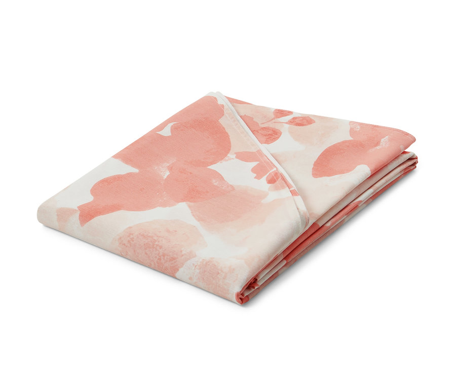 Összehajtott, lazacszínű virágmintás ovális kültéri asztalterítő, kb. 160 x 220 cm.