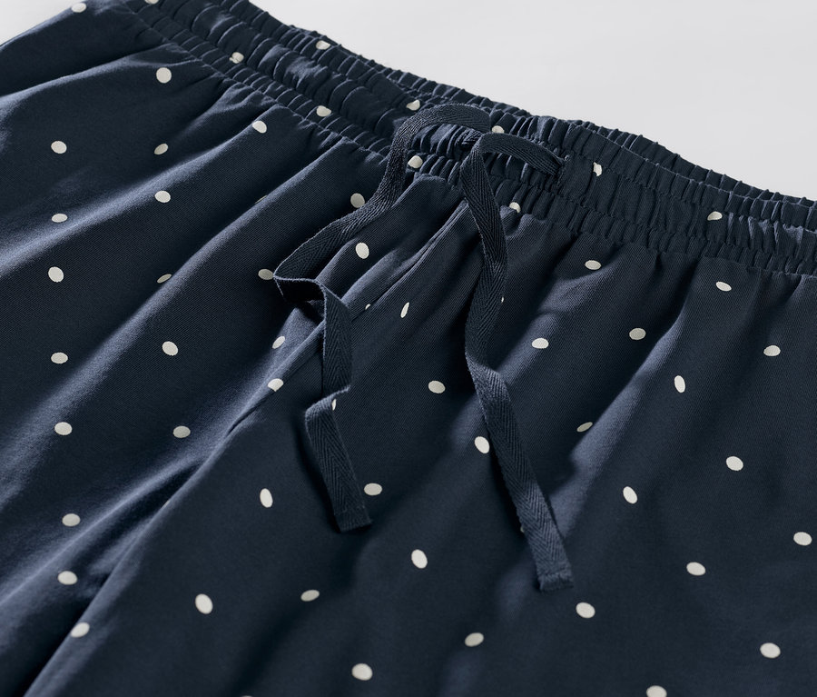 Egy pöttyös pizsamaalsó közelképe.