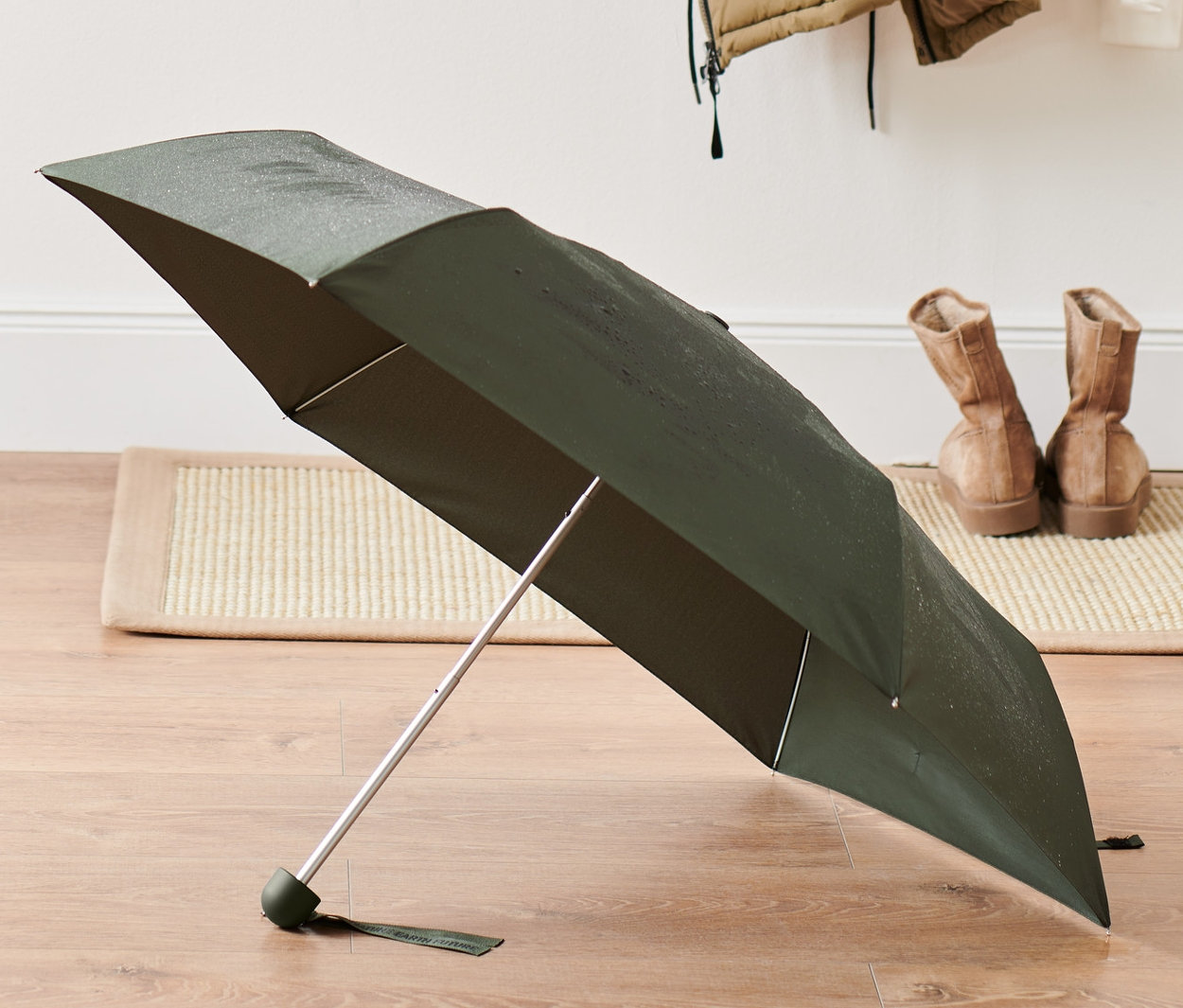 Egy táskaesernyő fekszik a padlón.