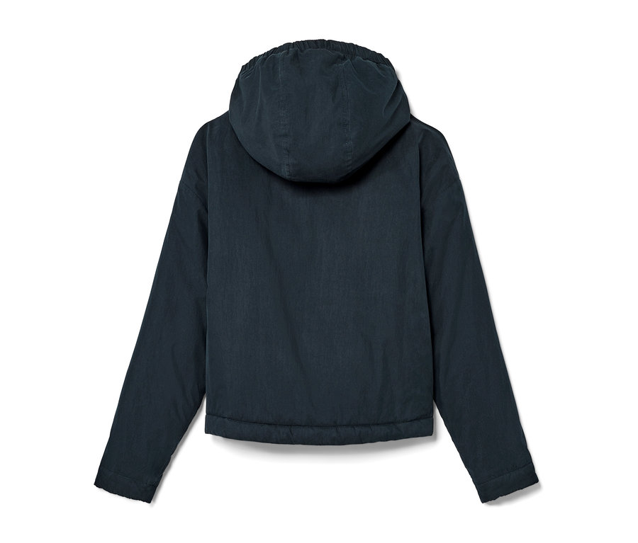 Hátulról látható sötétkék lány átmeneti kabát.