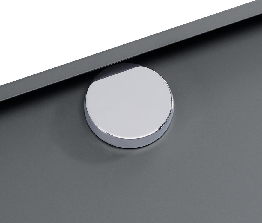 Egy szürke »CN3« komód részlete, kerek, ezüst fogantyúval.