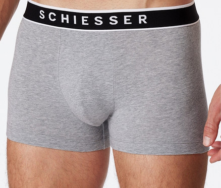 Férfi pózol melírozott szürke 3 SCHIESSER boxeralsóban, biopamuttal.