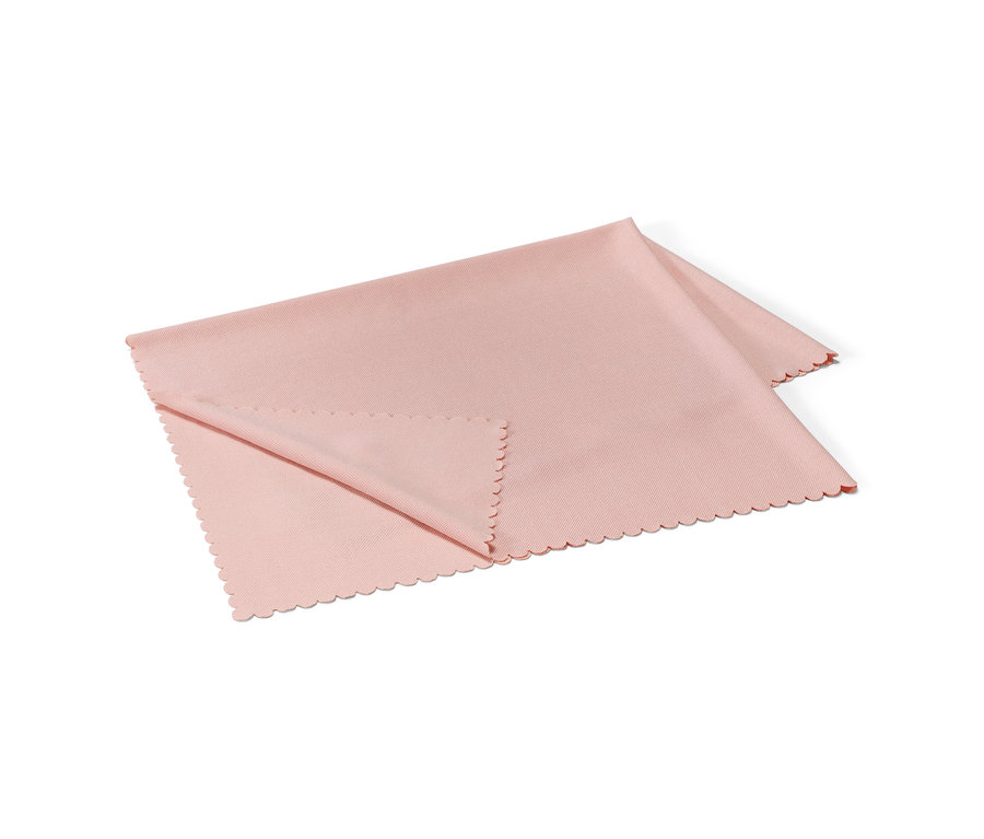 Egy nagy, díszszegélyű polírozókendő.